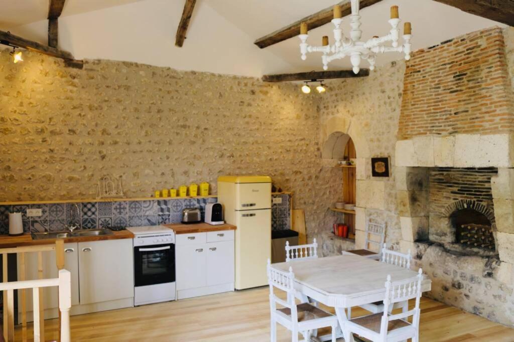 As Seen On A New Life In The Sun - Beautiful 3 Bedroom Cottage With Shared Pool Montboyer Bagian luar foto