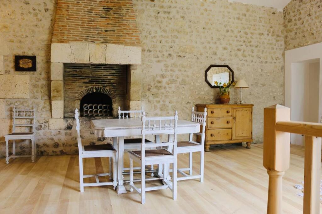 As Seen On A New Life In The Sun - Beautiful 3 Bedroom Cottage With Shared Pool Montboyer Bagian luar foto
