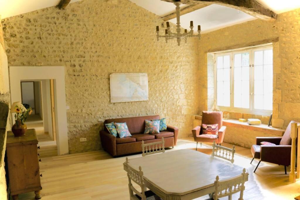 As Seen On A New Life In The Sun - Beautiful 3 Bedroom Cottage With Shared Pool Montboyer Bagian luar foto