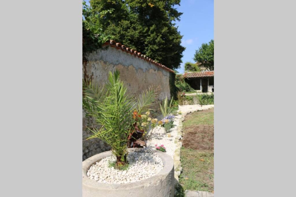 As Seen On A New Life In The Sun - Beautiful 3 Bedroom Cottage With Shared Pool Montboyer Bagian luar foto