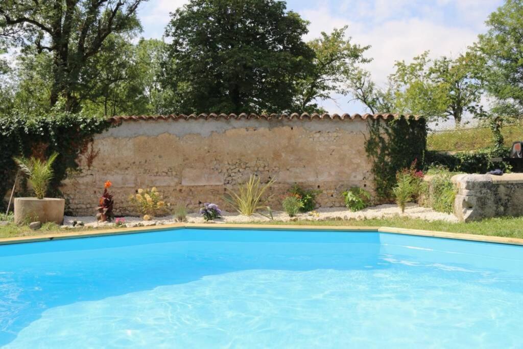 As Seen On A New Life In The Sun - Beautiful 3 Bedroom Cottage With Shared Pool Montboyer Bagian luar foto