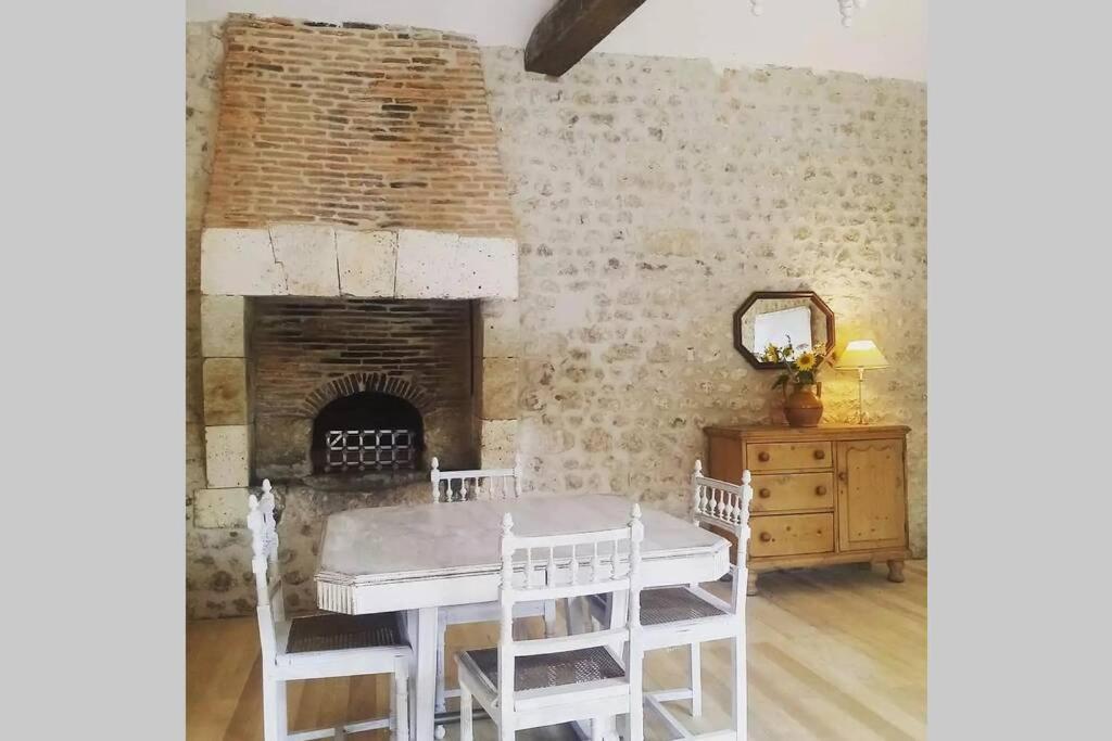 As Seen On A New Life In The Sun - Beautiful 3 Bedroom Cottage With Shared Pool Montboyer Bagian luar foto