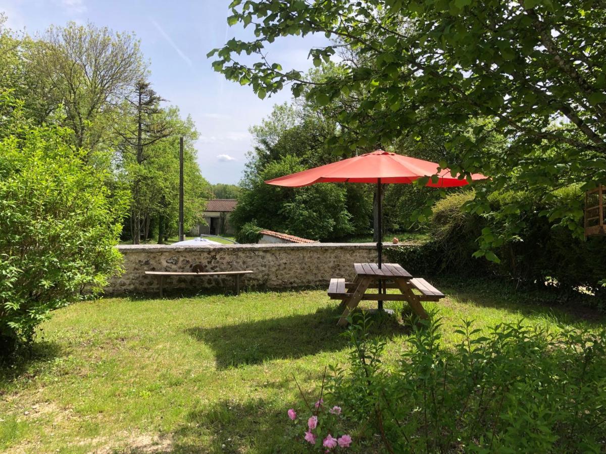 As Seen On A New Life In The Sun - Beautiful 3 Bedroom Cottage With Shared Pool Montboyer Bagian luar foto