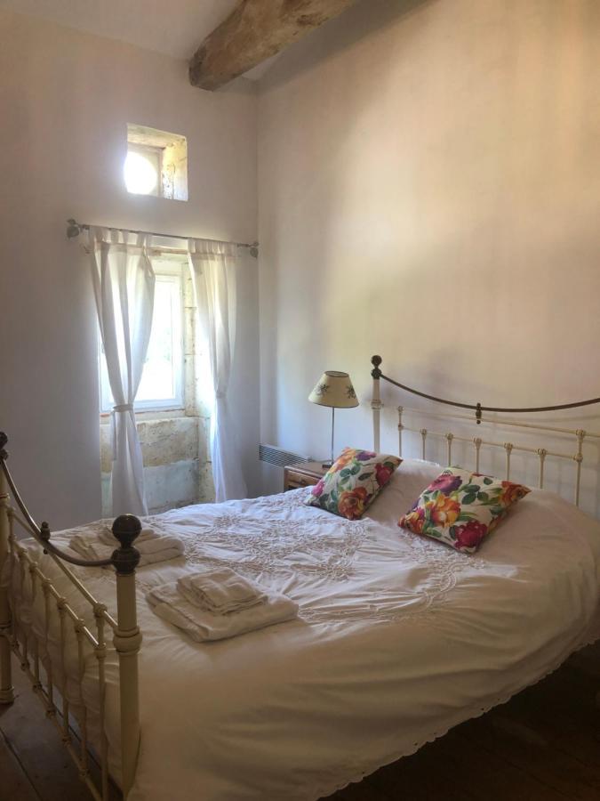 As Seen On A New Life In The Sun - Beautiful 3 Bedroom Cottage With Shared Pool Montboyer Bagian luar foto