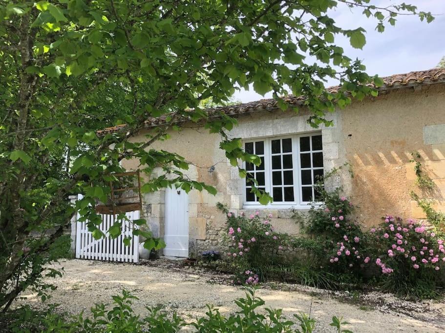 As Seen On A New Life In The Sun - Beautiful 3 Bedroom Cottage With Shared Pool Montboyer Bagian luar foto