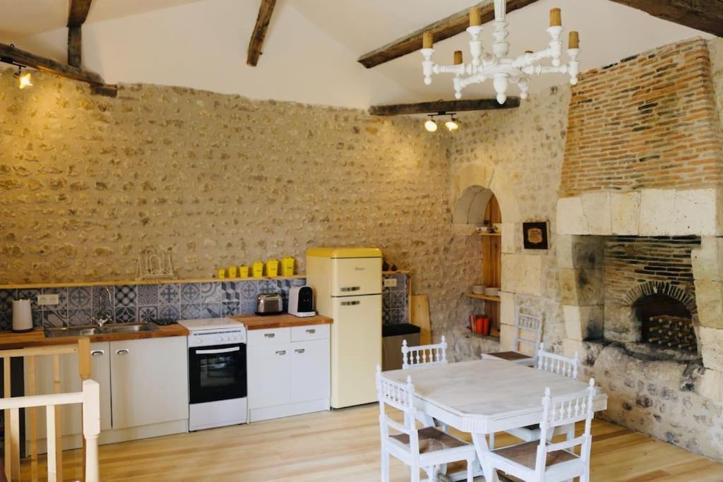 As Seen On A New Life In The Sun - Beautiful 3 Bedroom Cottage With Shared Pool Montboyer Bagian luar foto