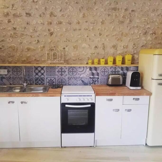 As Seen On A New Life In The Sun - Beautiful 3 Bedroom Cottage With Shared Pool Montboyer Bagian luar foto