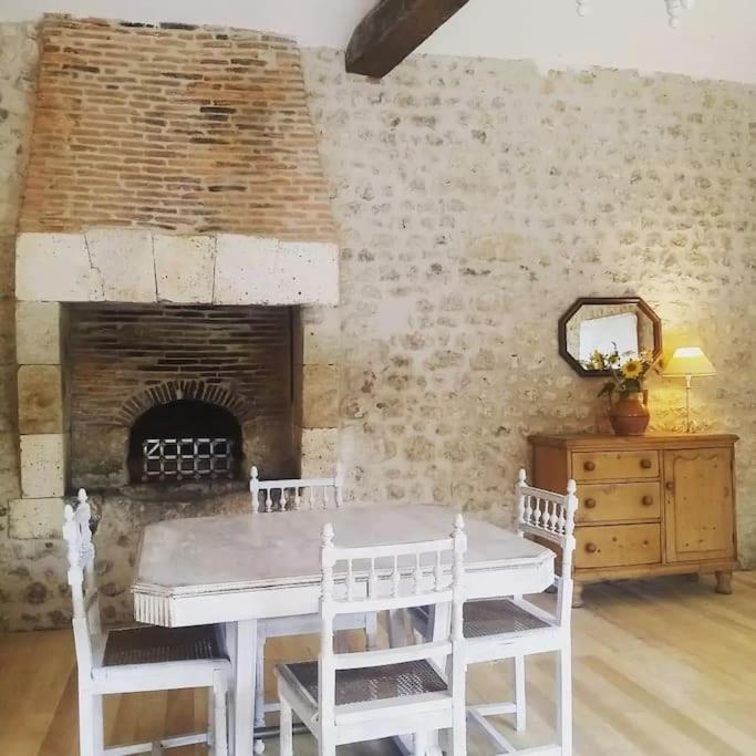 As Seen On A New Life In The Sun - Beautiful 3 Bedroom Cottage With Shared Pool Montboyer Bagian luar foto
